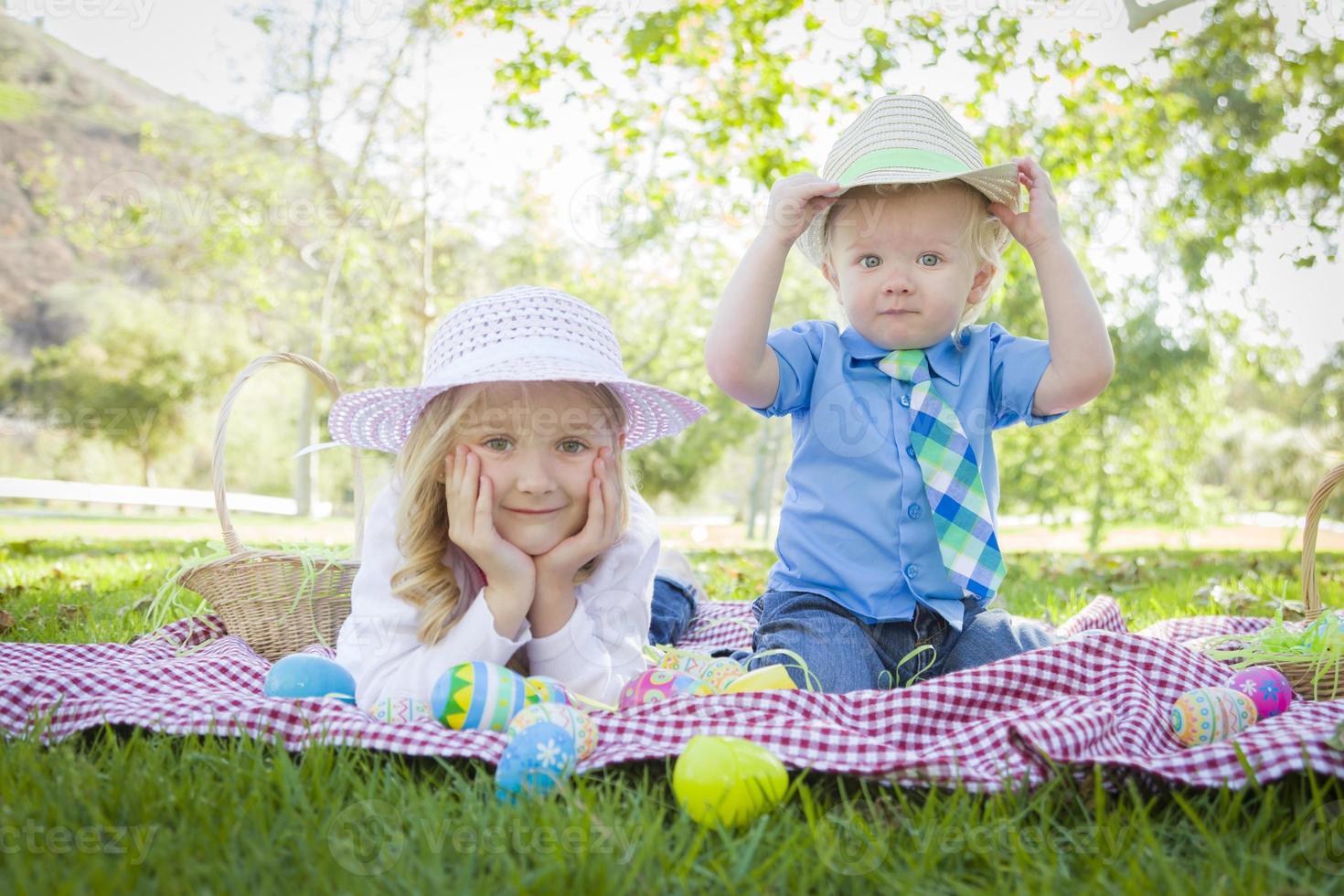 carino giovane fratello e sorella godendo le loro uova di Pasqua fuori foto