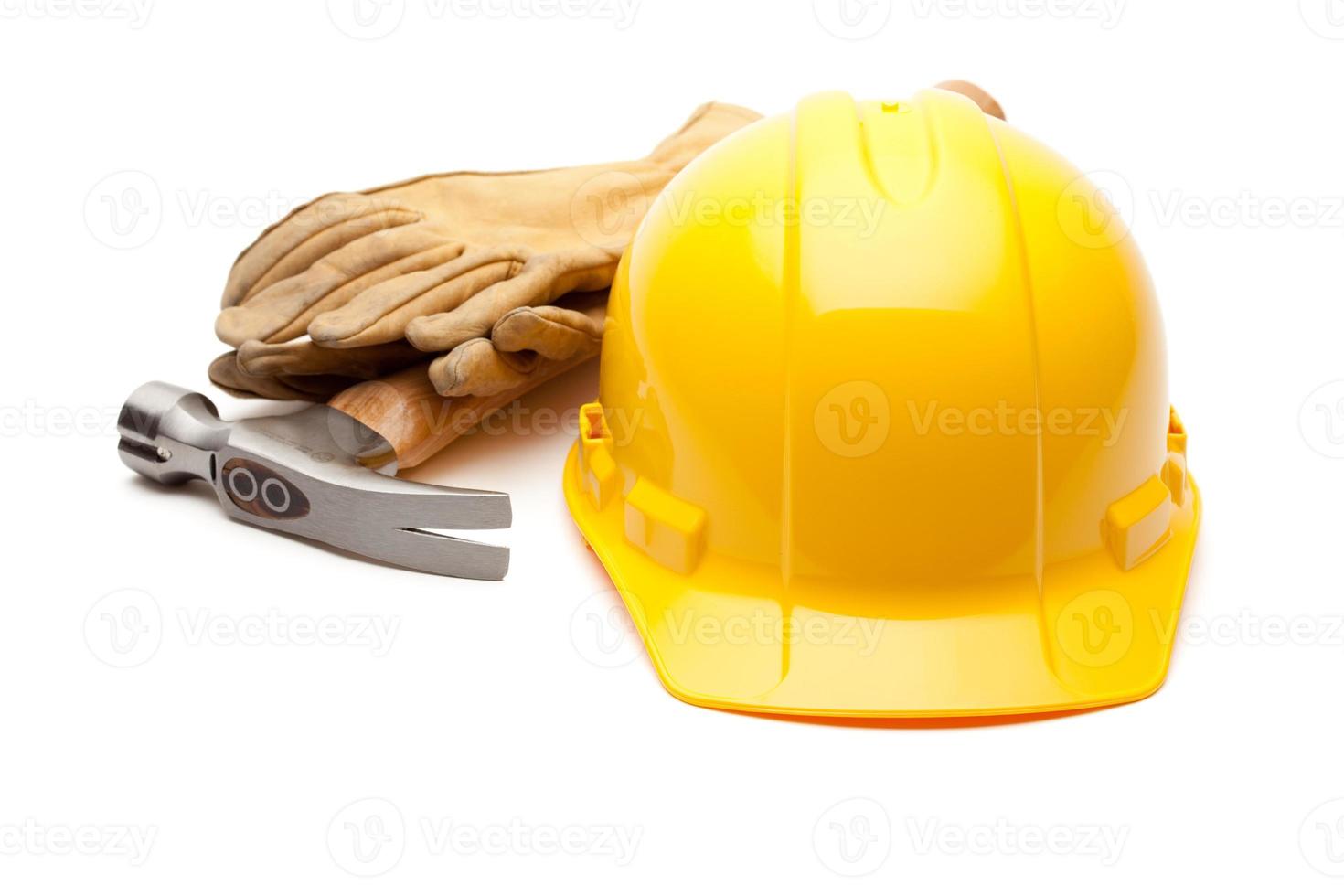 giallo difficile cappello, guanti e martello su bianca foto