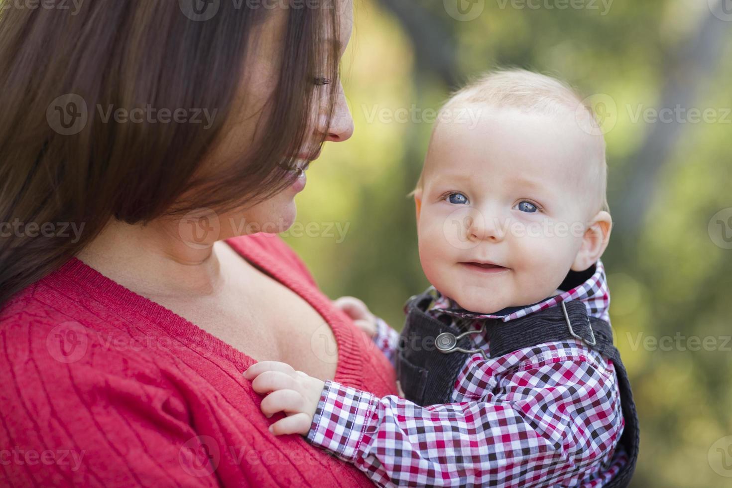 poco bambino ragazzo avendo divertimento con mammina all'aperto foto