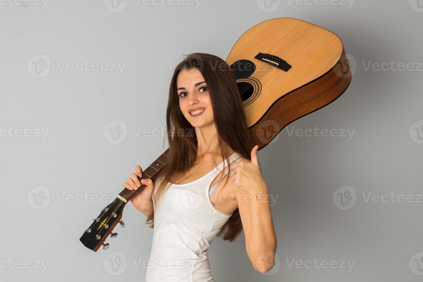 giovane ragazza con chitarra nel mani foto
