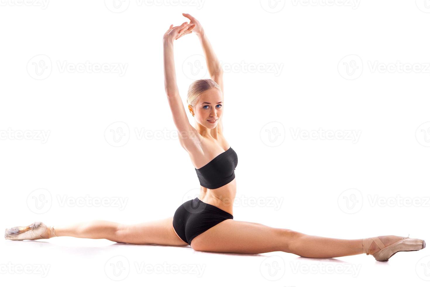 ballerina nel si divide in posa su bianca sfondo foto