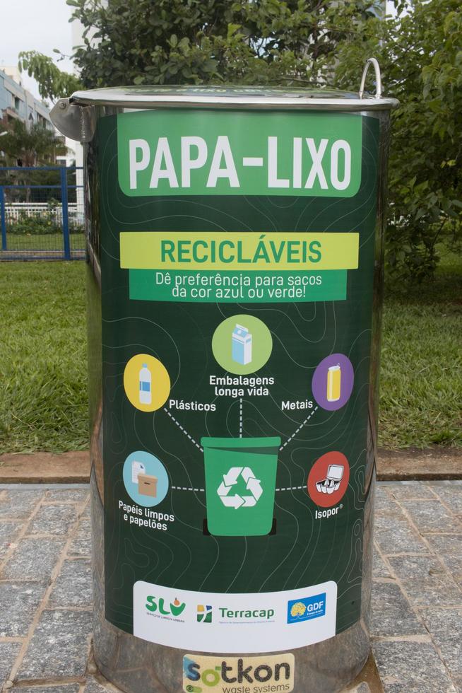 brasiliana, brasile, dicembre 21 2022 il nuovo sotkon rifiuto sistema per raccogliere spazzatura recentemente installato nel brasiliana, il verde contenitori indicare plastica e carta spazzatura foto