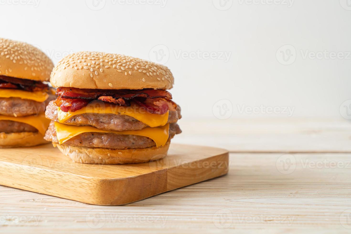 hamburger di maiale con formaggio e pancetta foto