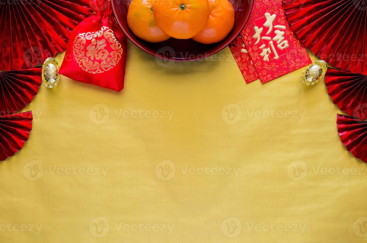 Cinese nuovo anno concetto con rosso Busta pacchetti o ang bao parola significare auspicio, arance, lingotti e rosso Borsa parola significare ricchezza su oro vuoto spazio sfondo con rosso fan. foto