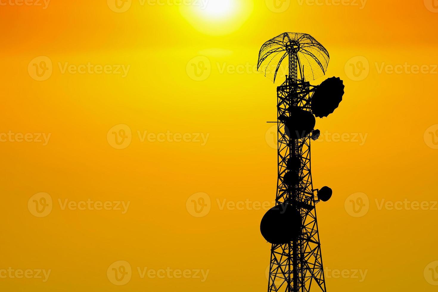 telecomunicazione Torre con antenna. nel il sera. comunicazione concetto. foto