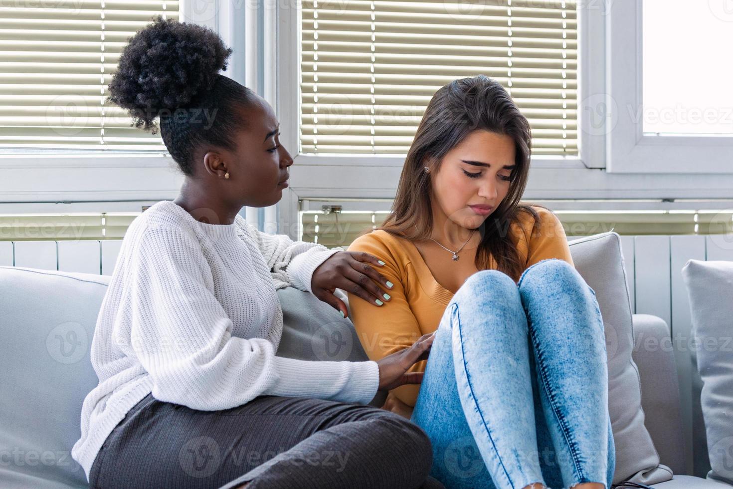 Due donne parlando di i problemi a casa. amicizia consolante e cura, infelice ragazza supporto sua fidanzata. fidanzato i problemi foto