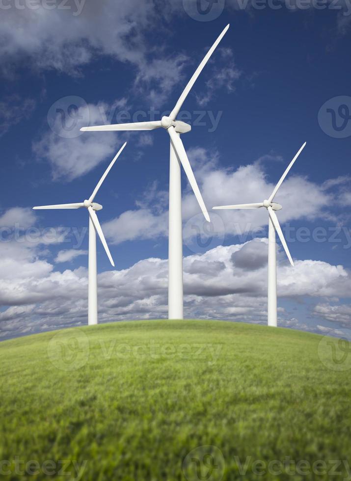 vento turbine al di sopra di erba campo, drammatico cielo e nuvole foto