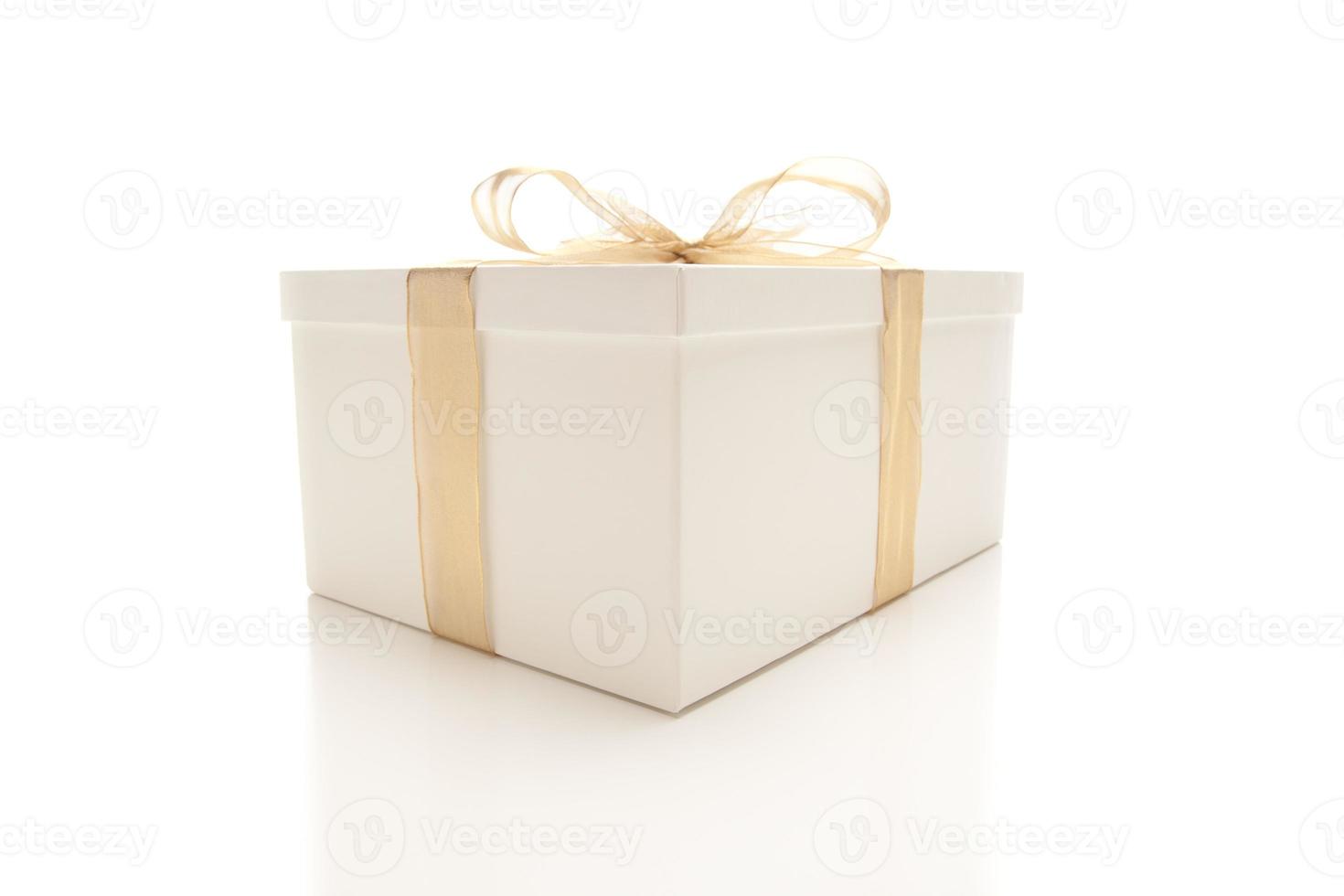 bianca regalo scatola con oro nastro isolato foto
