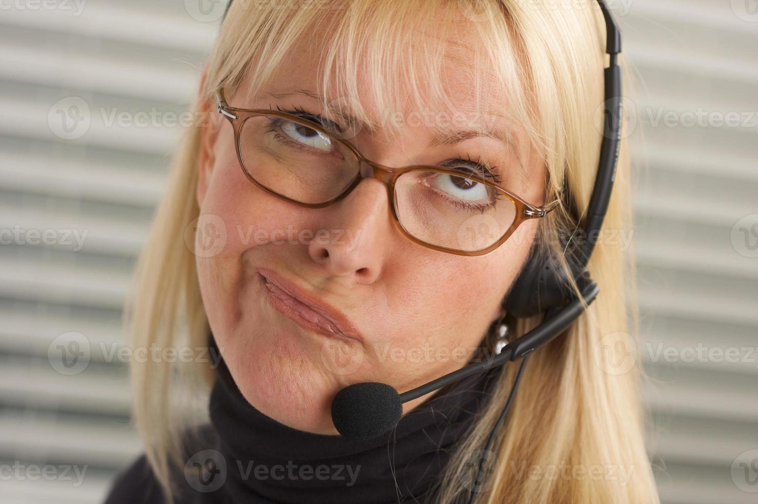 attraente donna d'affari con Telefono cuffia foto