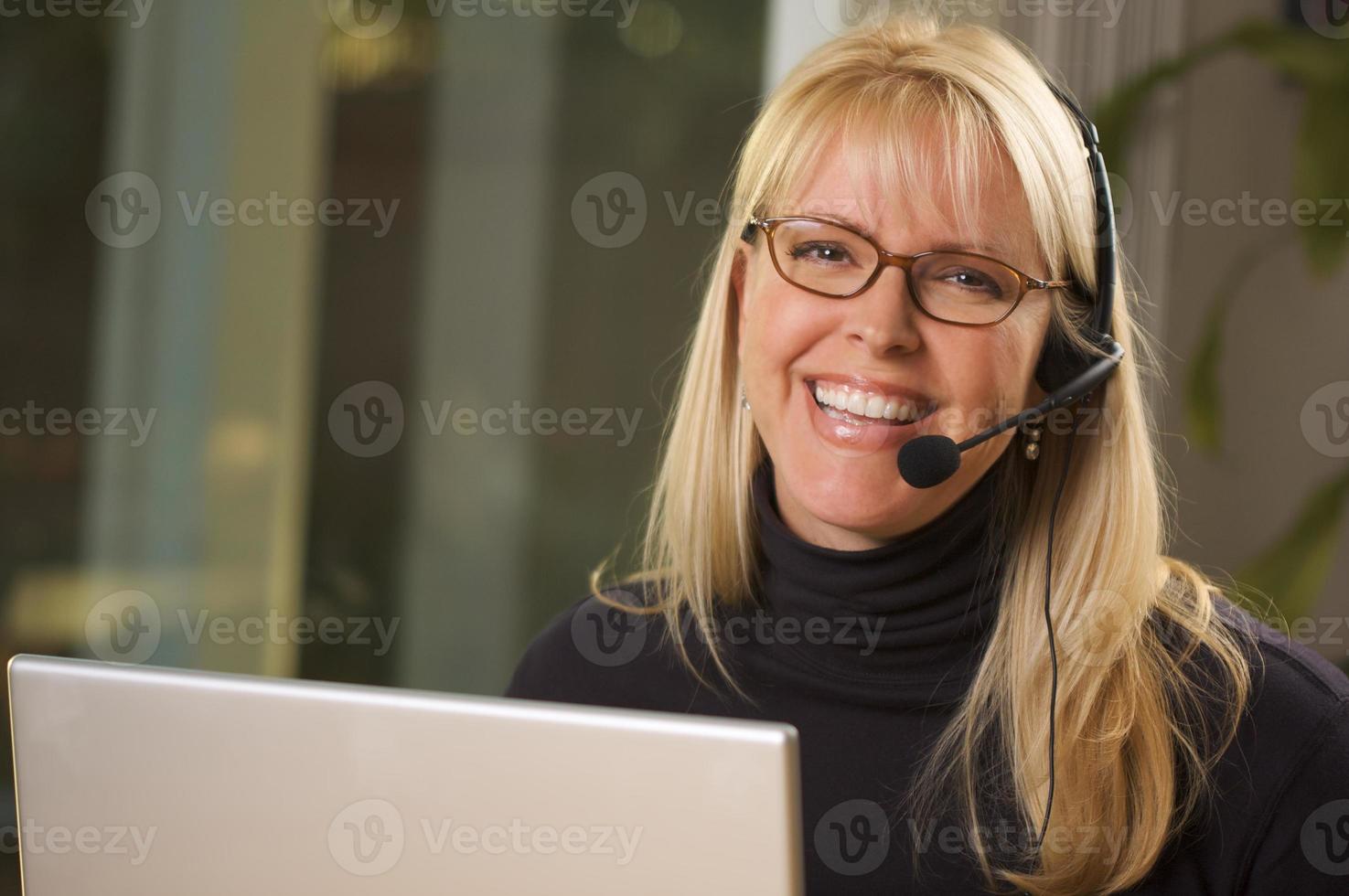 attraente donna d'affari con Telefono cuffia foto