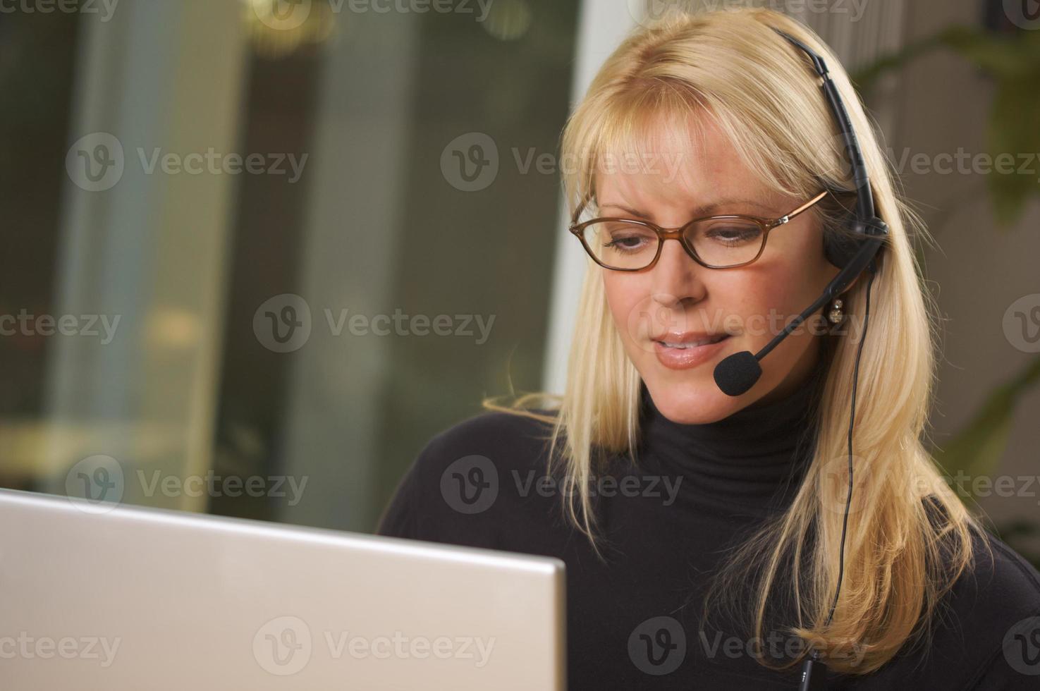 attraente donna d'affari con Telefono cuffia foto