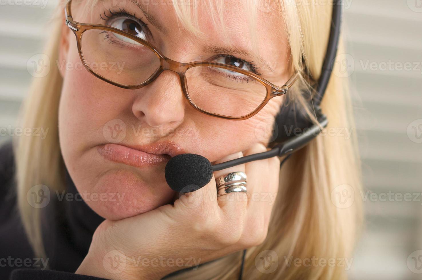 attraente donna d'affari con Telefono cuffia foto