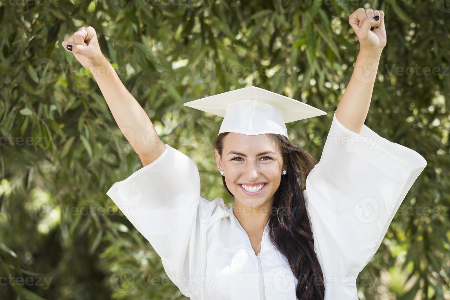 contento laurea misto gara ragazza nel berretto e toga foto