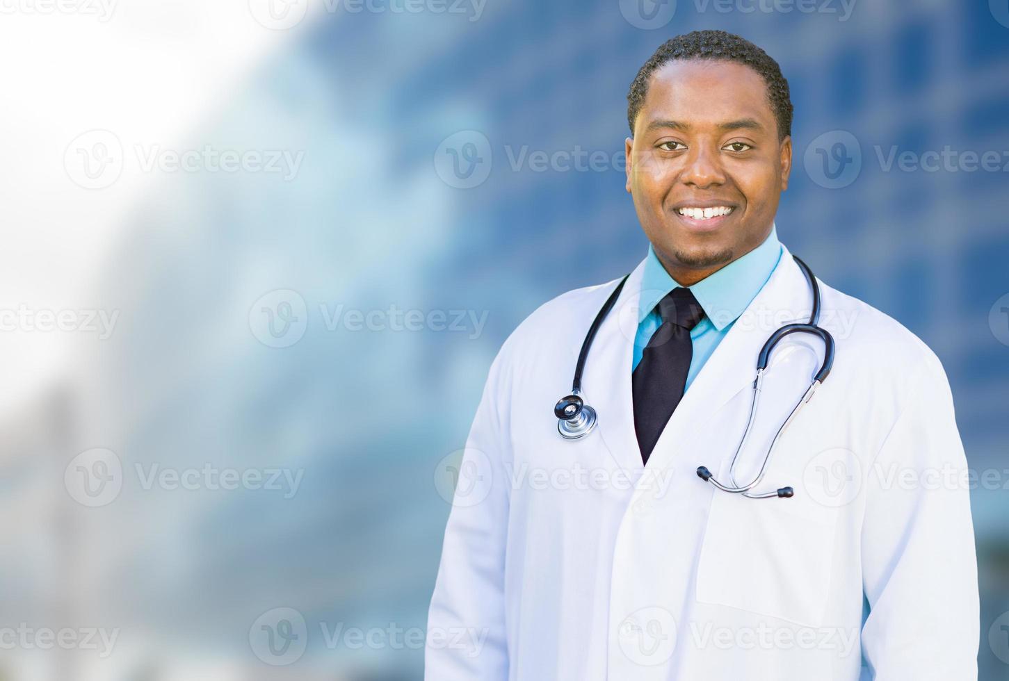 africano americano maschio medico al di fuori di ospedale edificio foto