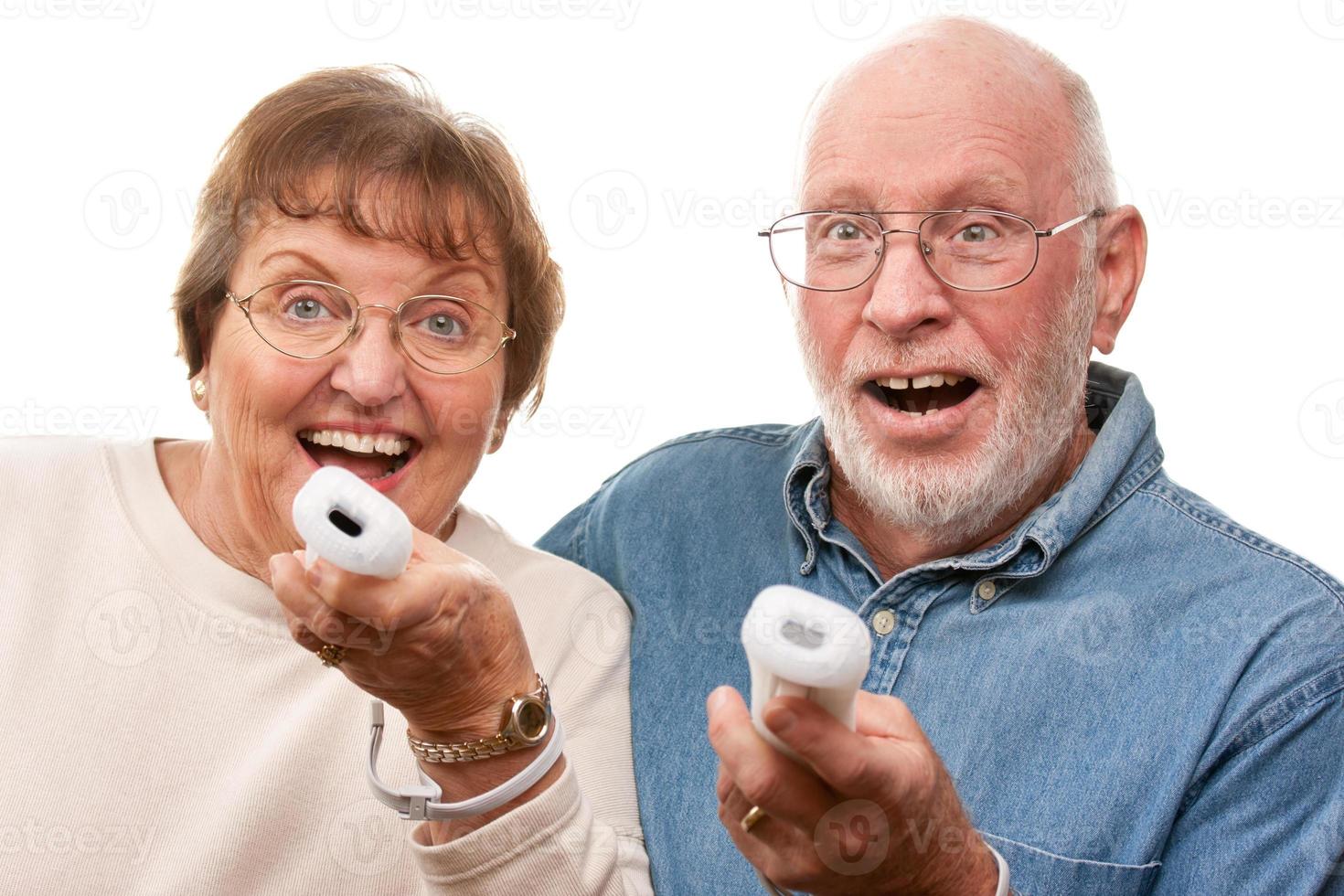 contento anziano coppia giocare video gioco con telecomandi foto