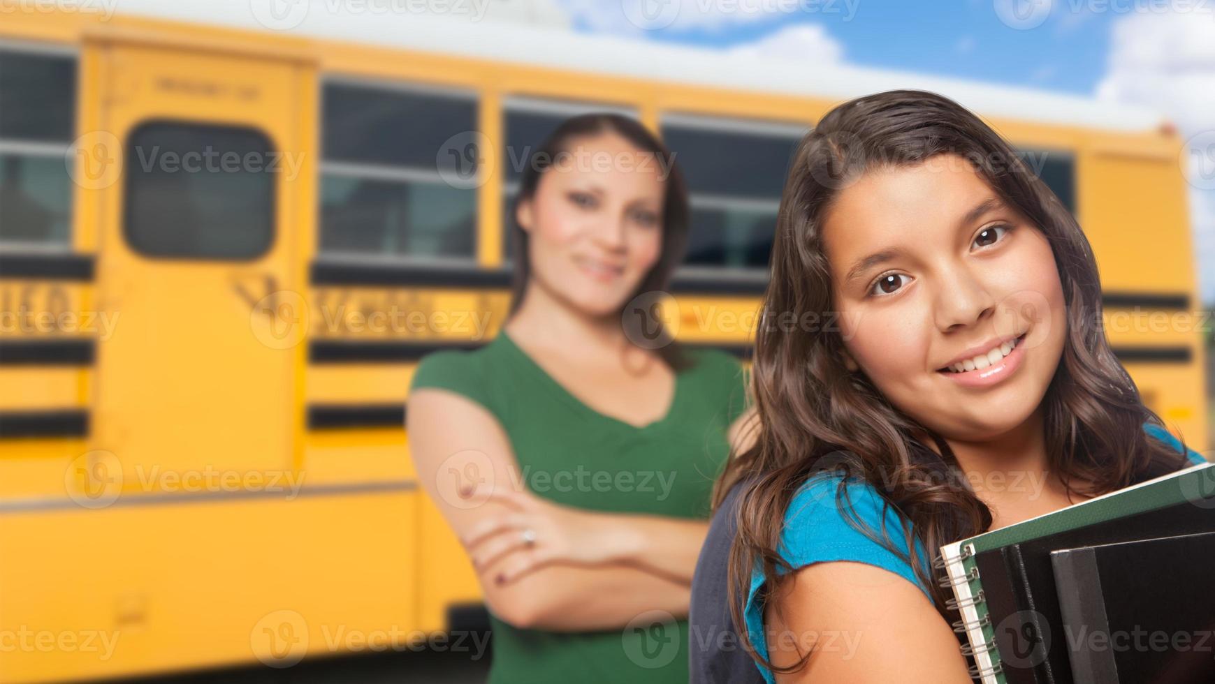 ispanico madre e figlia vicino scuola autobus. foto