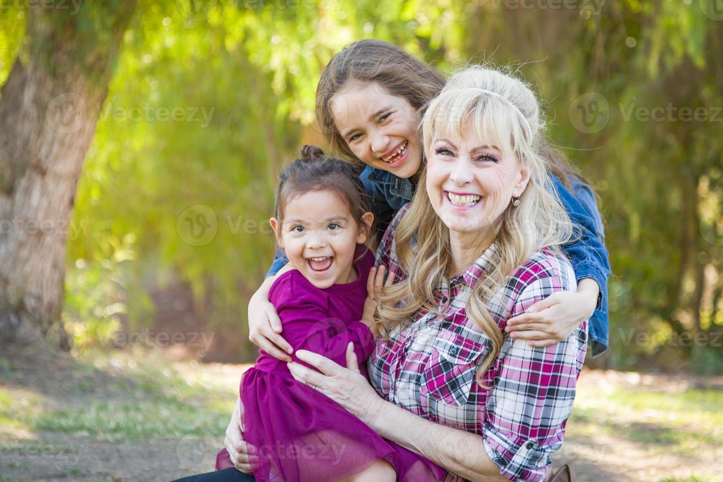caucasico nonna con giovane misto gara nipoti all'aperto foto