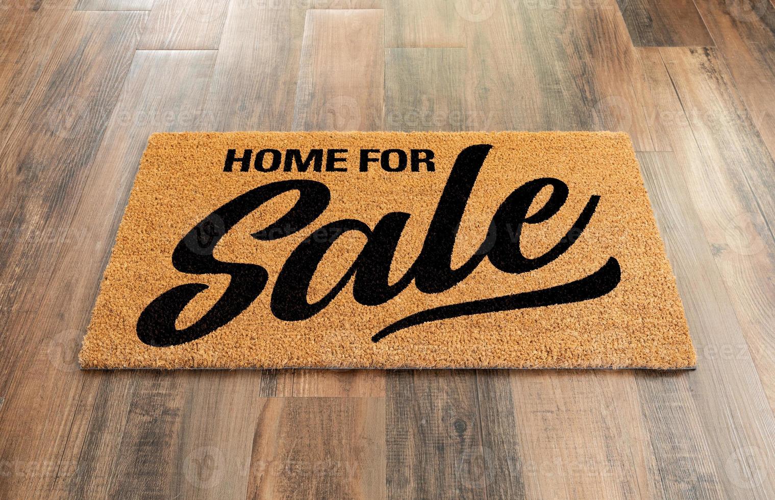 casa per vendita benvenuto stuoia su un' legna pavimento sfondo foto