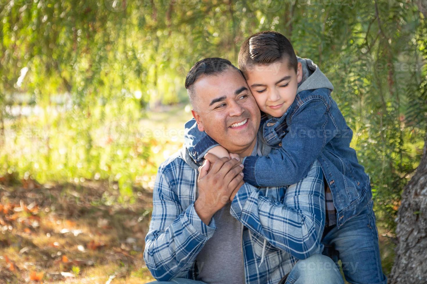 ritratto di misto gara padre e figlio avendo divertimento all'aperto foto