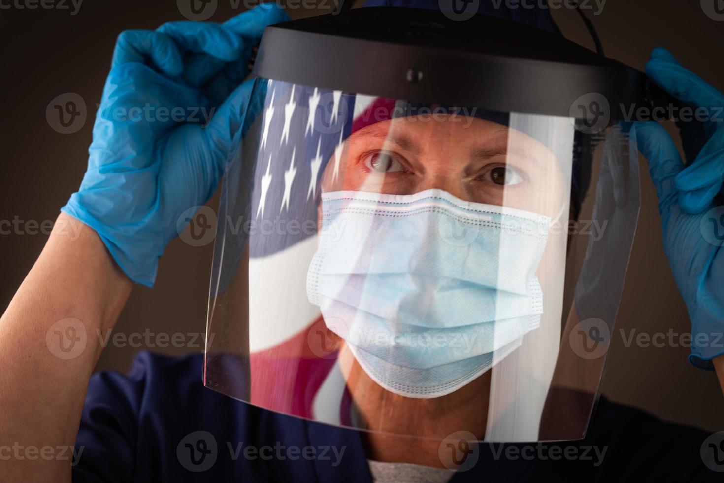 americano bandiera riflettendo su femmina medico lavoratore indossare protettivo viso maschera e scudo foto