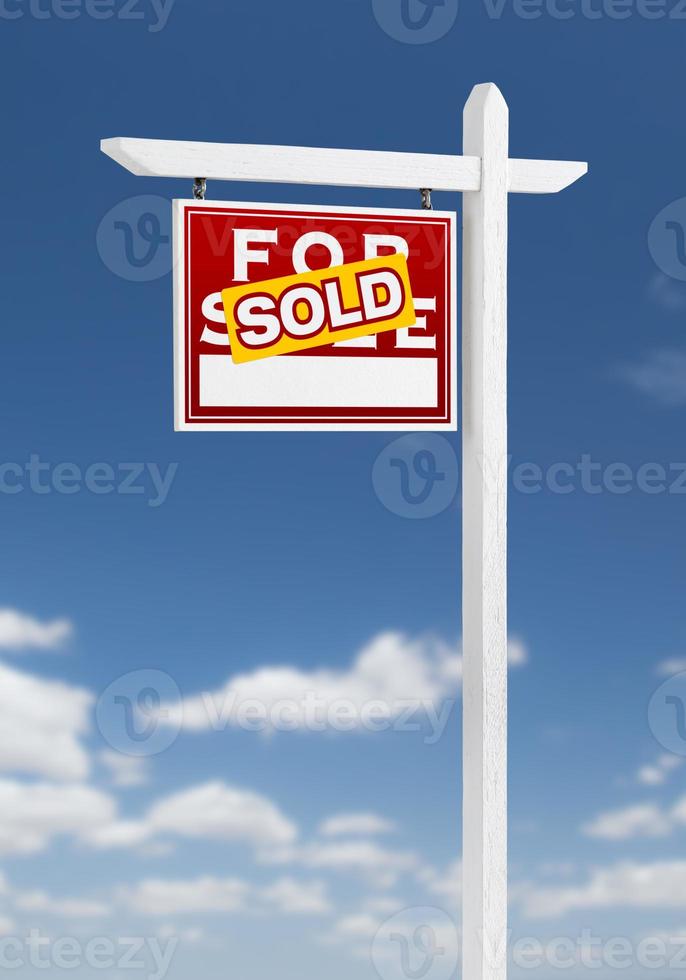 sinistra di fronte venduto per vendita vero tenuta cartello su un' blu cielo con nuvole. foto