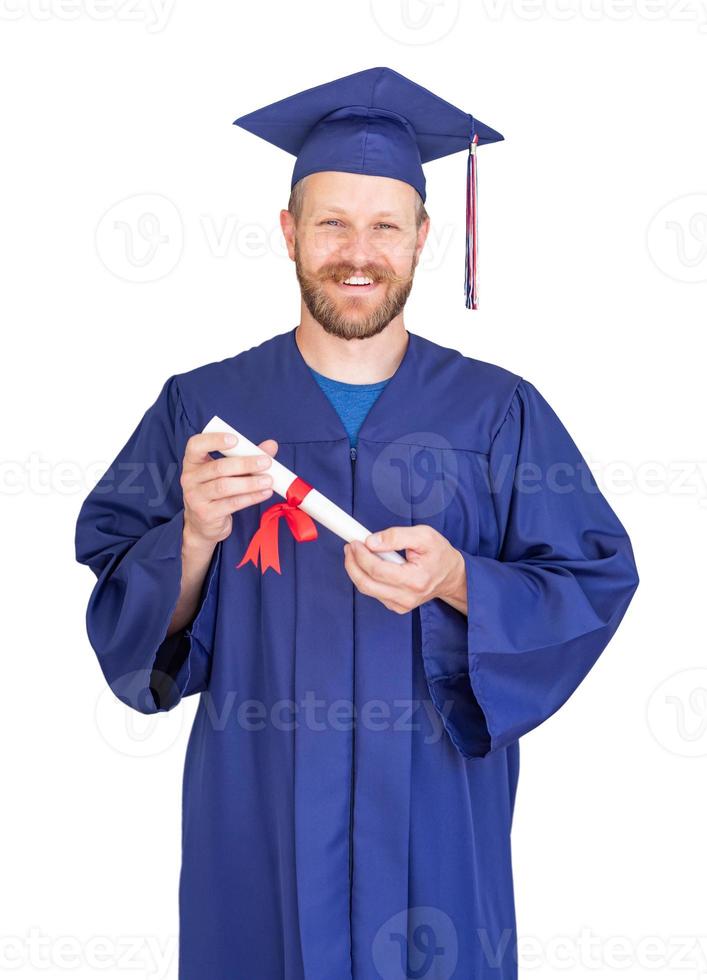 contento maschio diplomato nel berretto e toga con diploma isolato su bianca foto