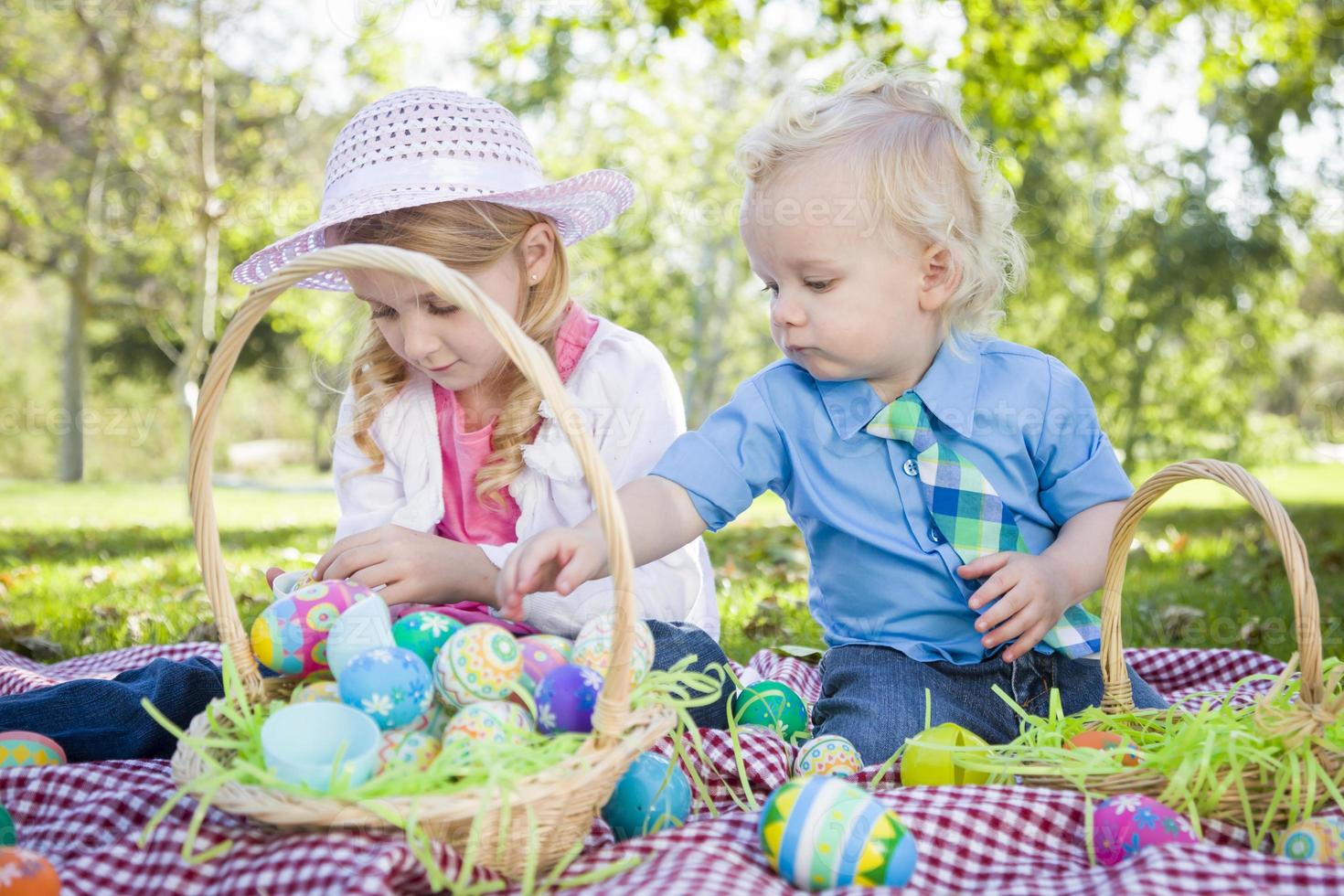 carino giovane fratello e sorella godendo le loro uova di Pasqua fuori foto