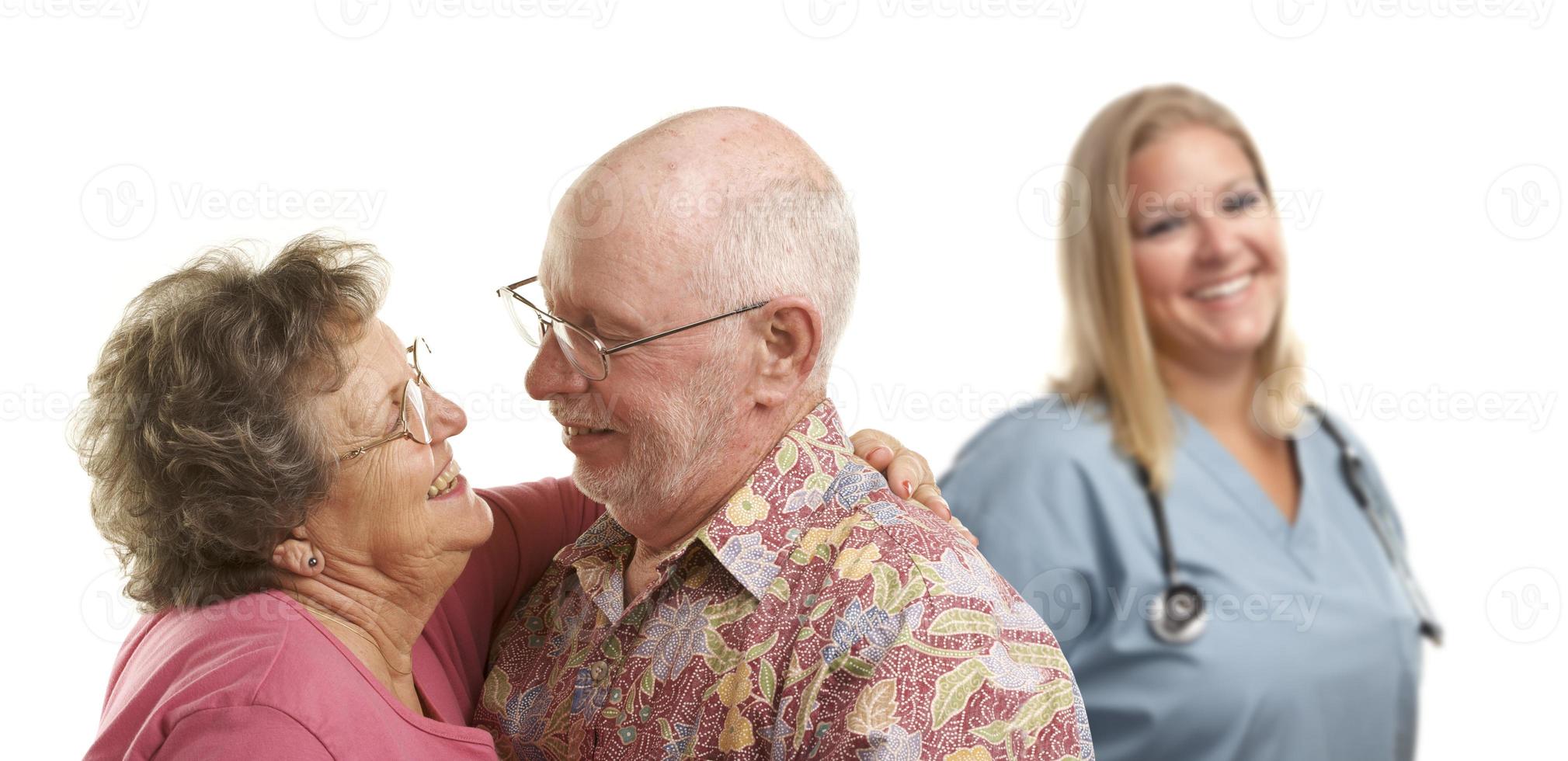 anziano coppia con medico medico o infermiera dietro a foto