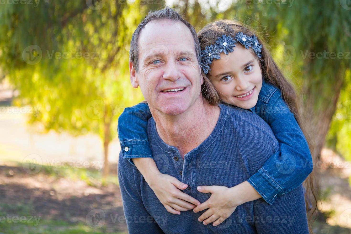 carino giovane misto gara ragazza e caucasico nonno avendo divertimento all'aperto foto