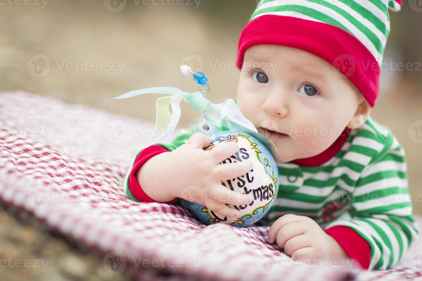 infantile bambino su coperta con babys primo Natale ornamento foto