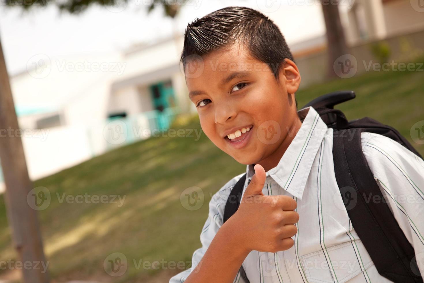 contento giovane ispanico ragazzo pronto per scuola foto