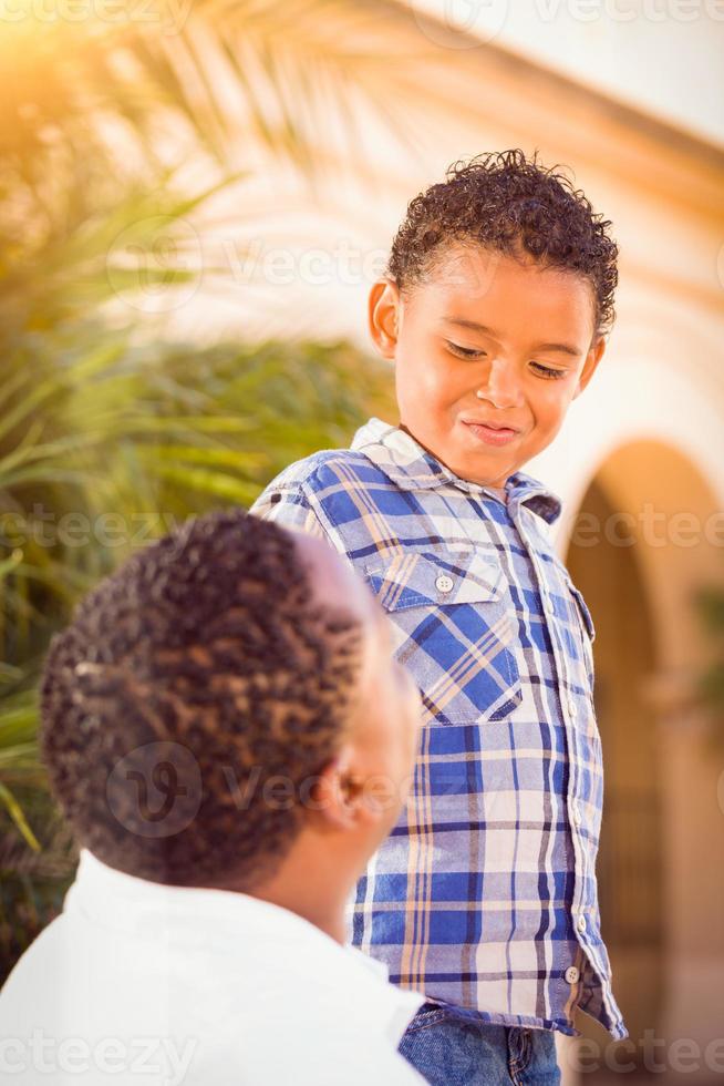 misto gara figlio e africano americano padre giocando all'aperto insieme. foto