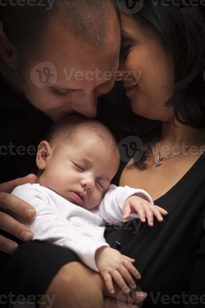 misto gara giovane famiglia con neonato bambino foto