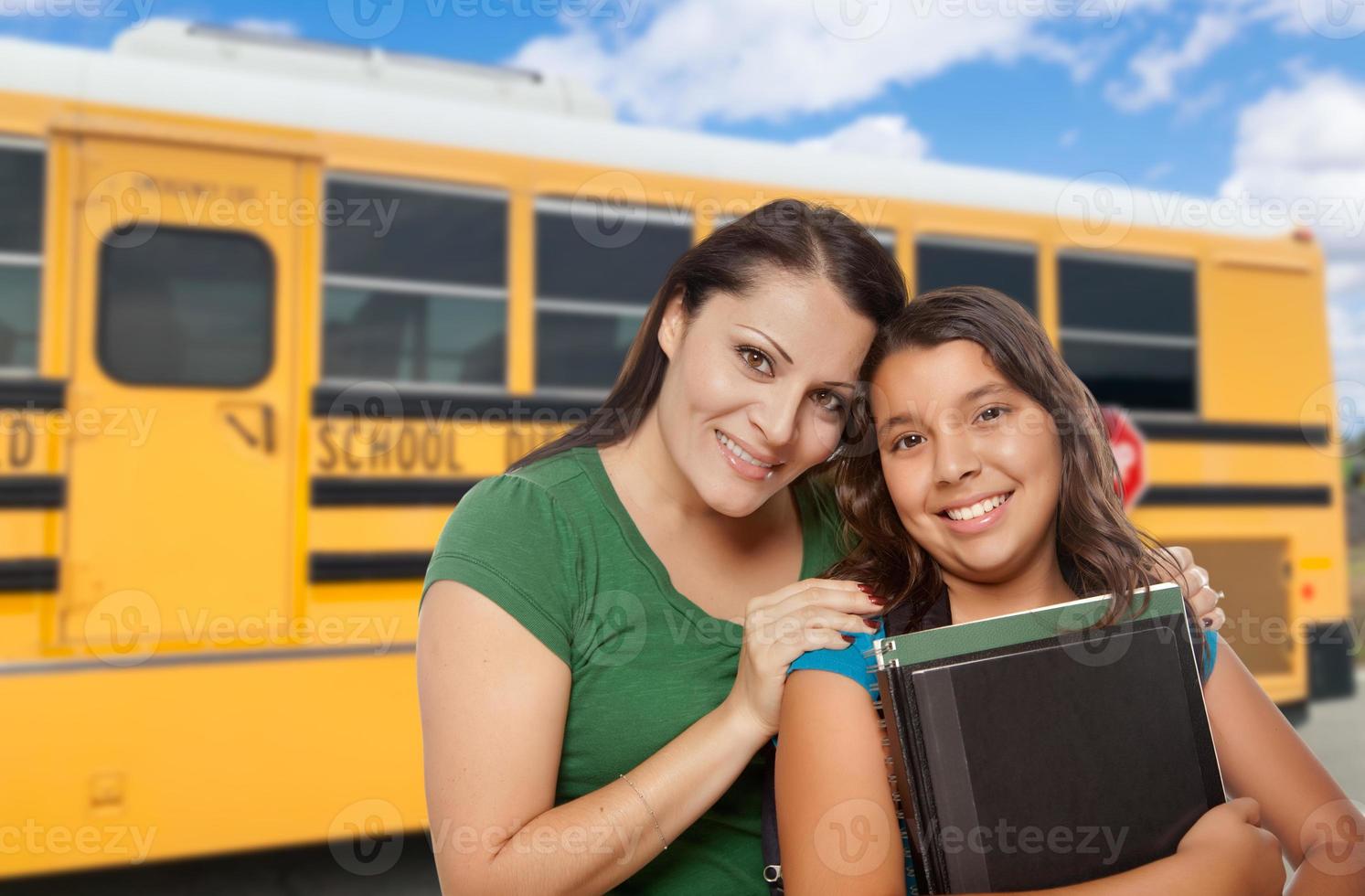 ispanico madre e figlia vicino scuola autobus. foto