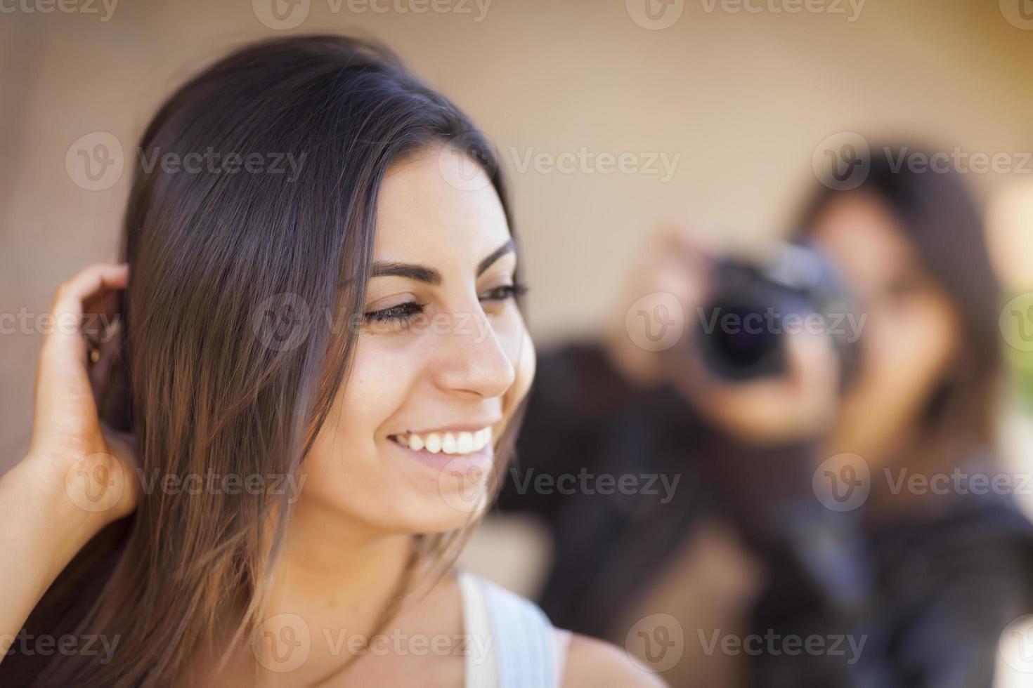 giovane adulto misto gara femmina modello pose per fotografo foto