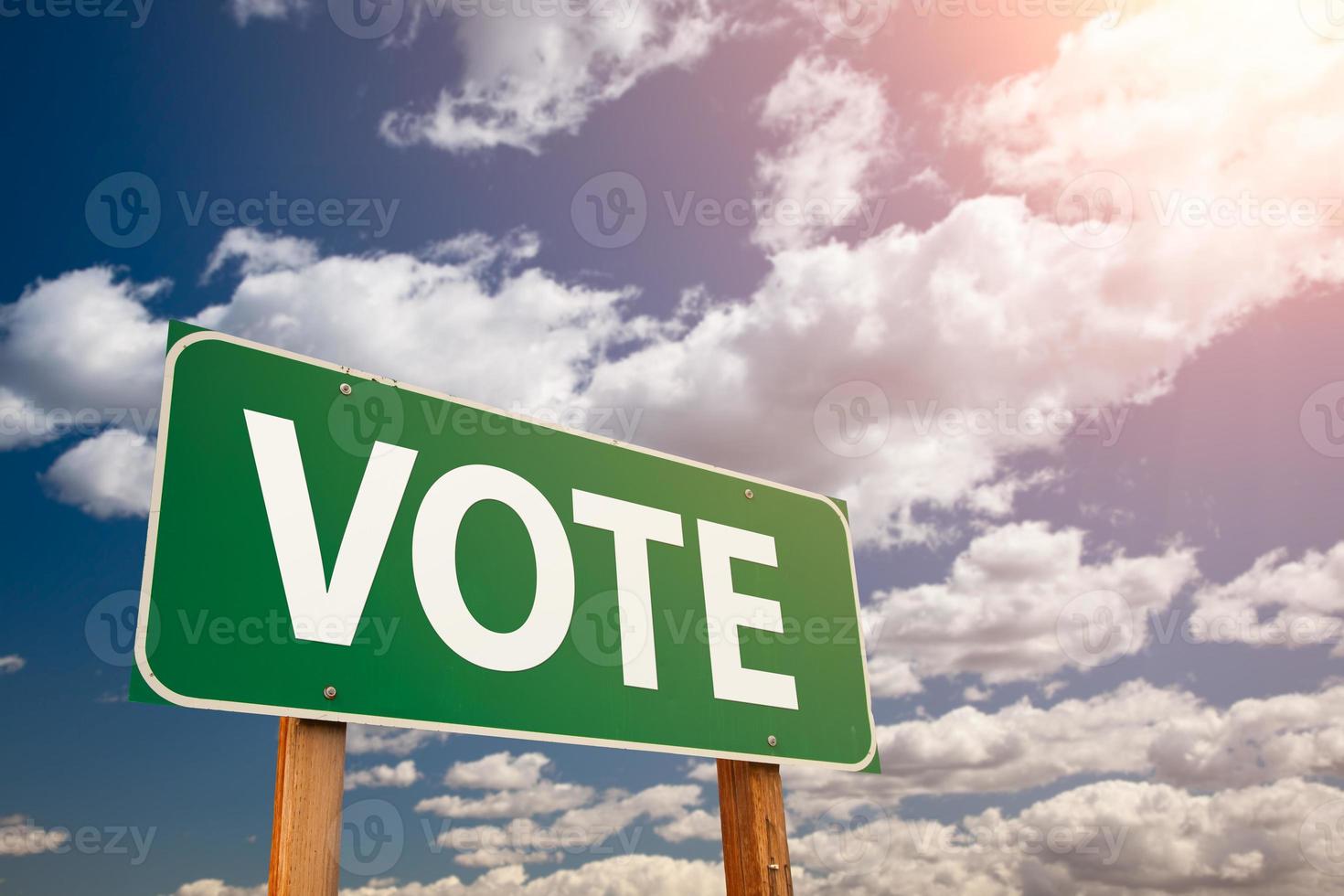 votazione verde strada cartello al di sopra di drammatico nuvole e cielo foto