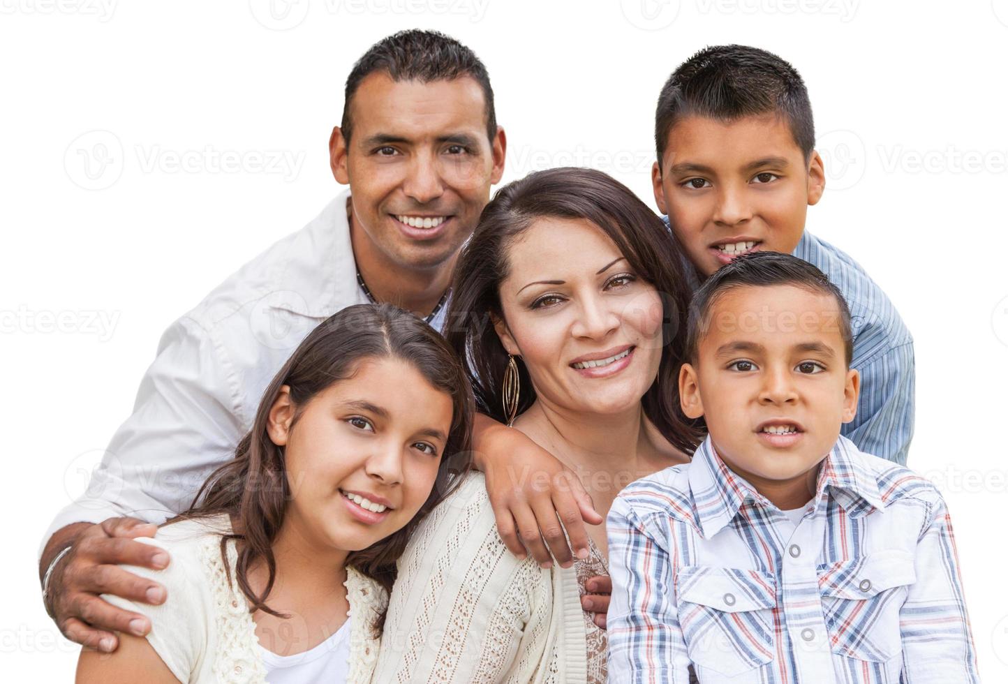 contento attraente ispanico famiglia ritratto su bianca foto