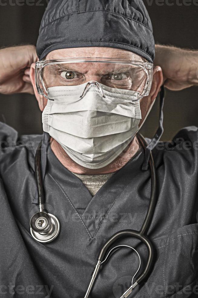 maschio medico o infermiera indossare strofina, protettivo viso maschera e occhiali foto