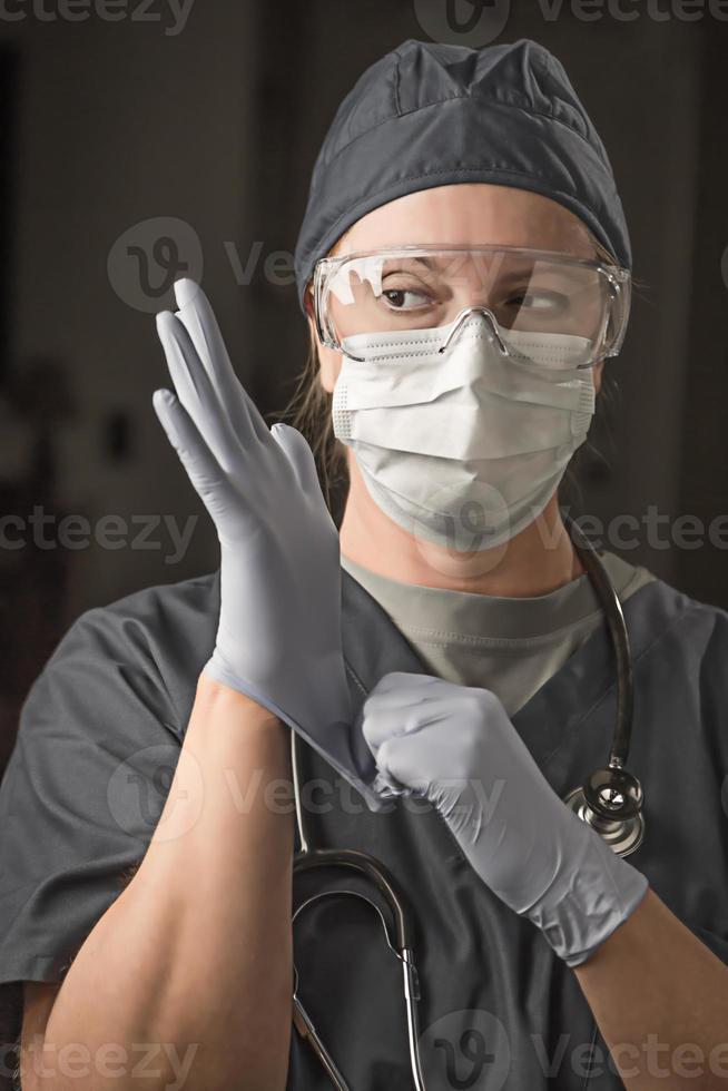femmina medico o infermiera indossare strofina, protettivo viso maschera e occhiali foto