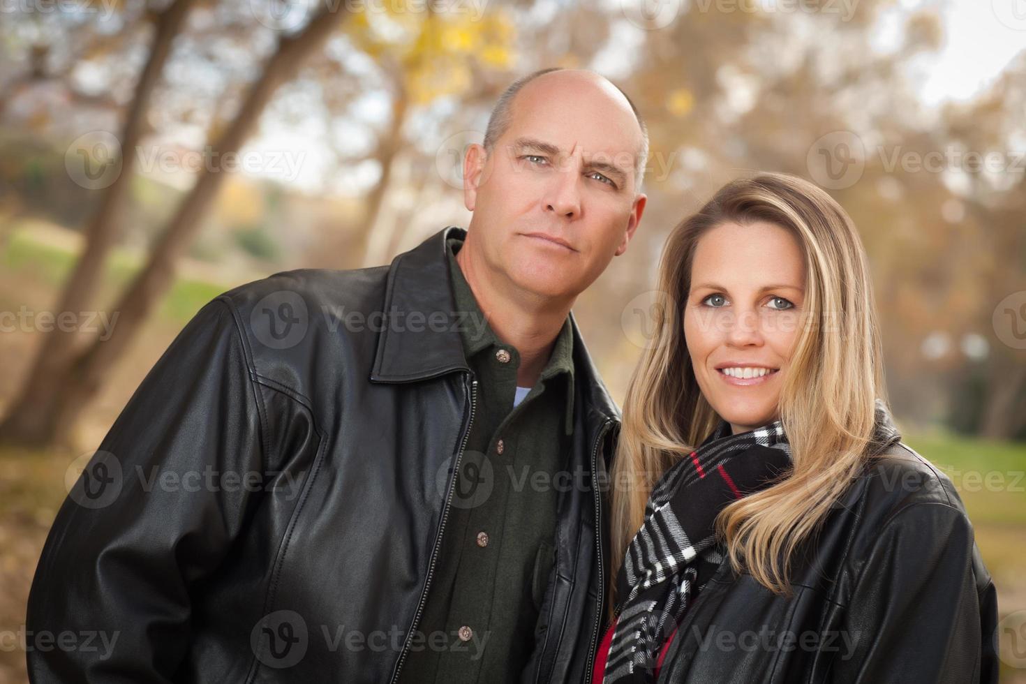 attraente coppia nel parco con pelle giacche foto