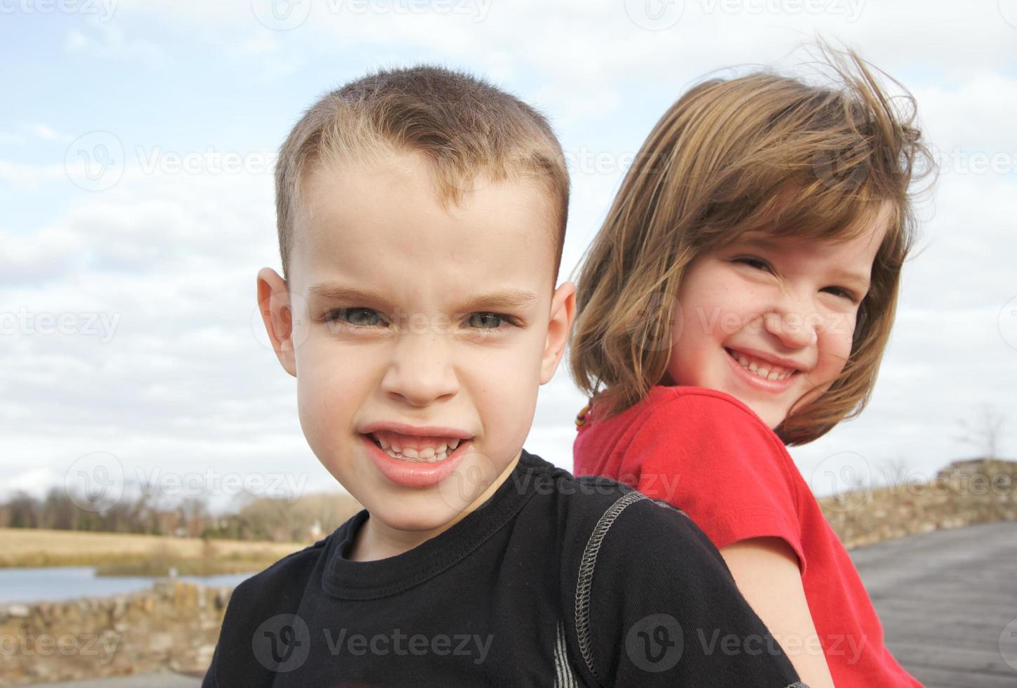 Due bambini Sorridi per il telecamera foto