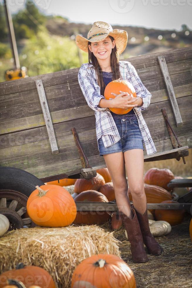 preteen ragazza ritratto a il zucca toppa foto