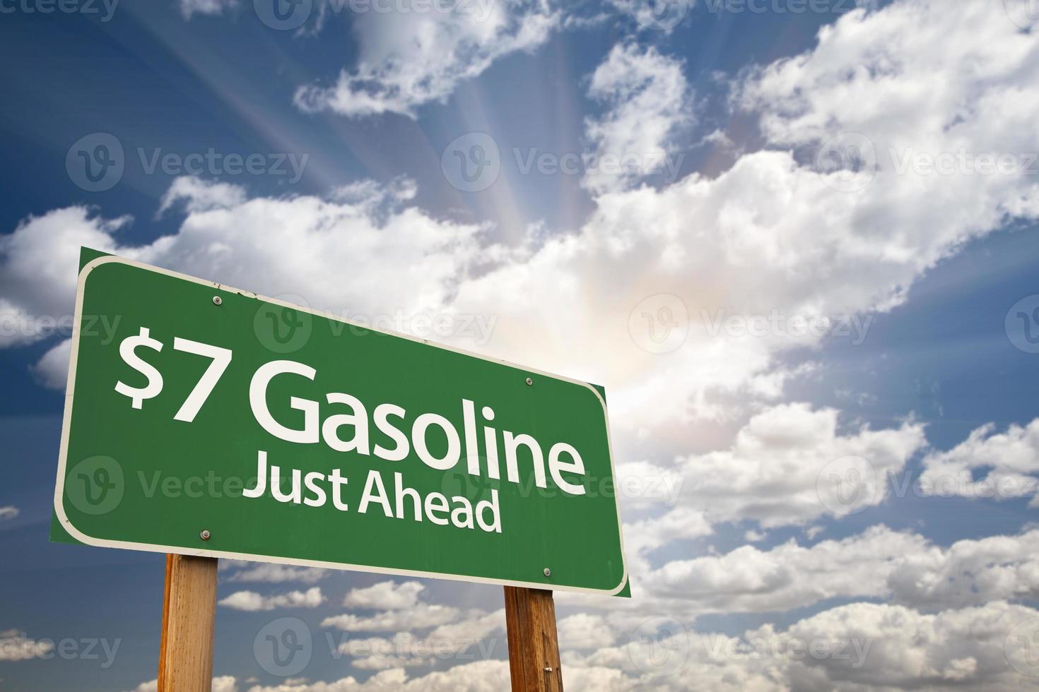 7 benzina verde strada cartello e nuvole foto