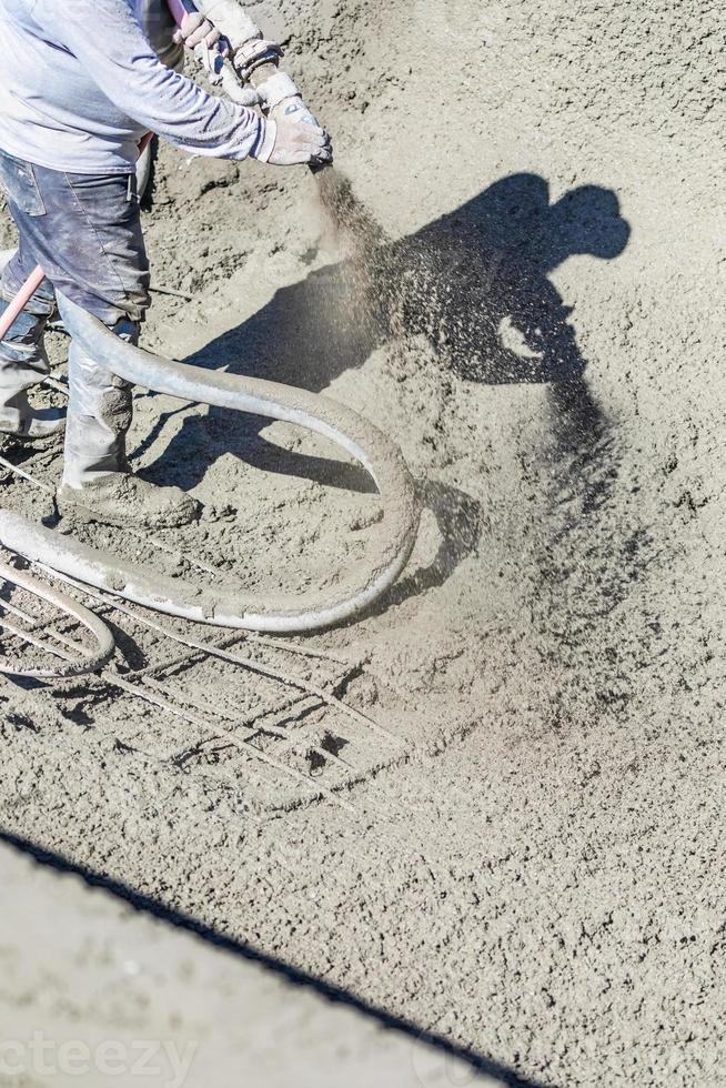 piscina costruzione lavoratore tiro calcestruzzo, calcestruzzo proiettato o gunite attraverso tubo flessibile foto