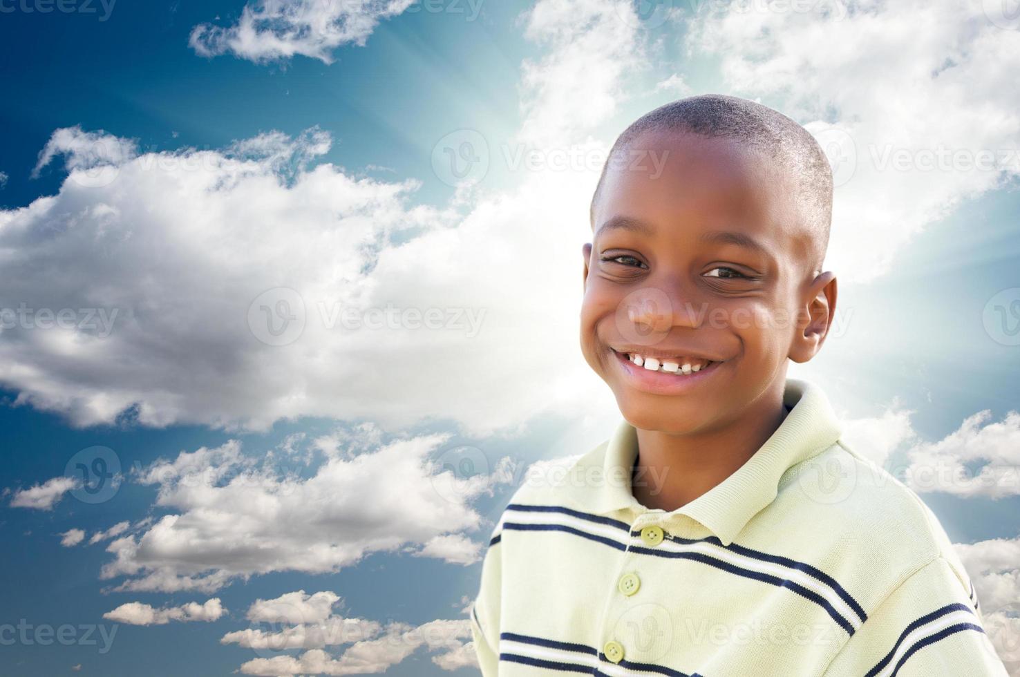 giovane africano americano ragazzo con nuvole e cielo foto