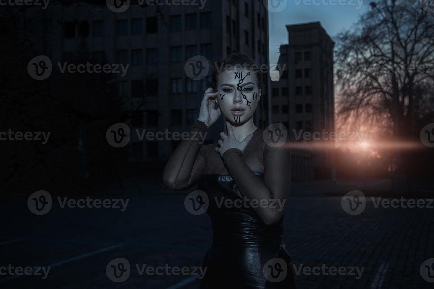 tempo custode a tramonto vicino distrutto edificio foto