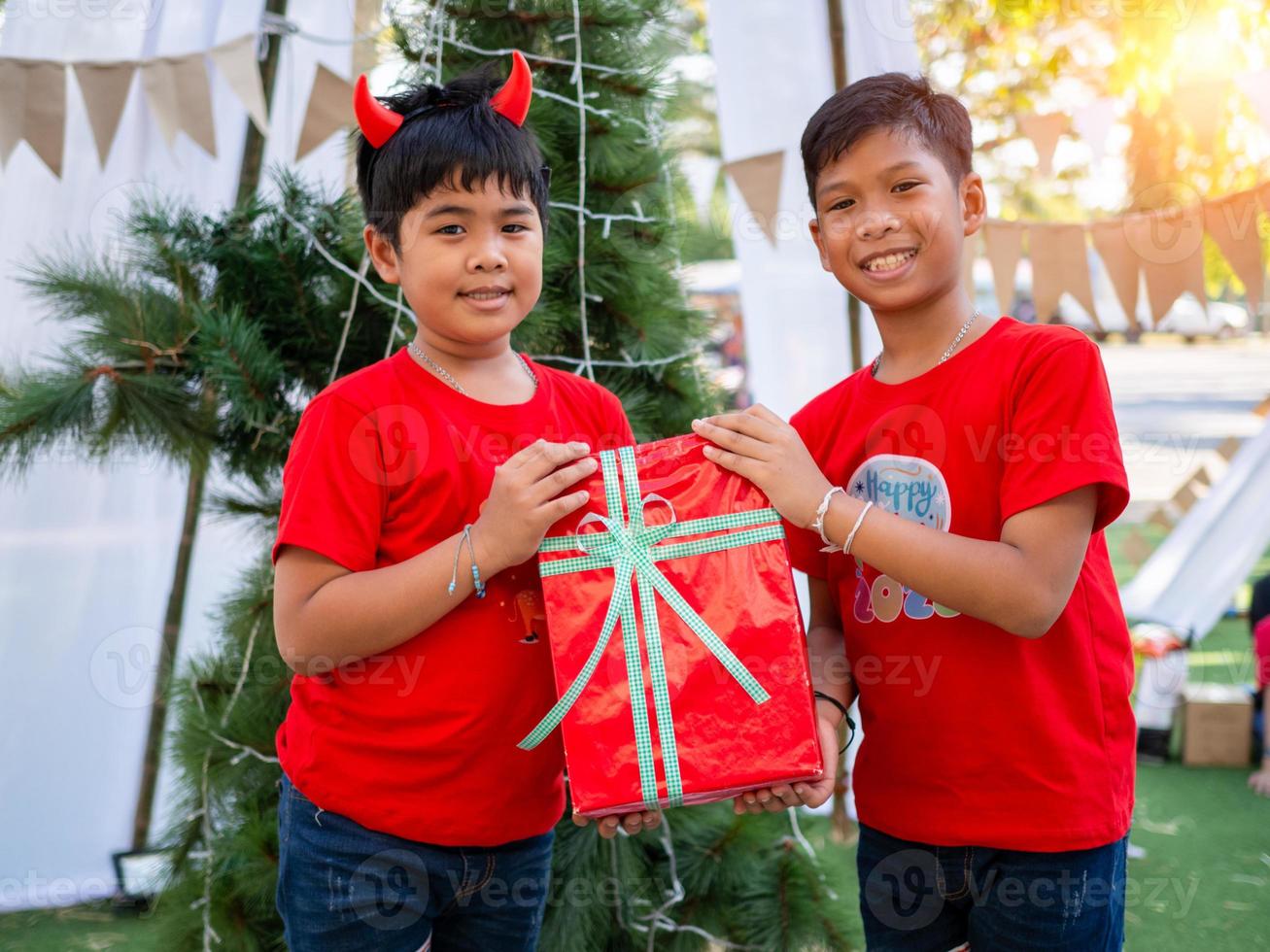 ragazzo Tenere regali su Natale celebrazione.natale Festival. foto