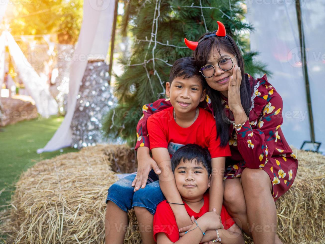 madre e figlia vestito nel rosso festeggiare Natale. Natale Festival. foto