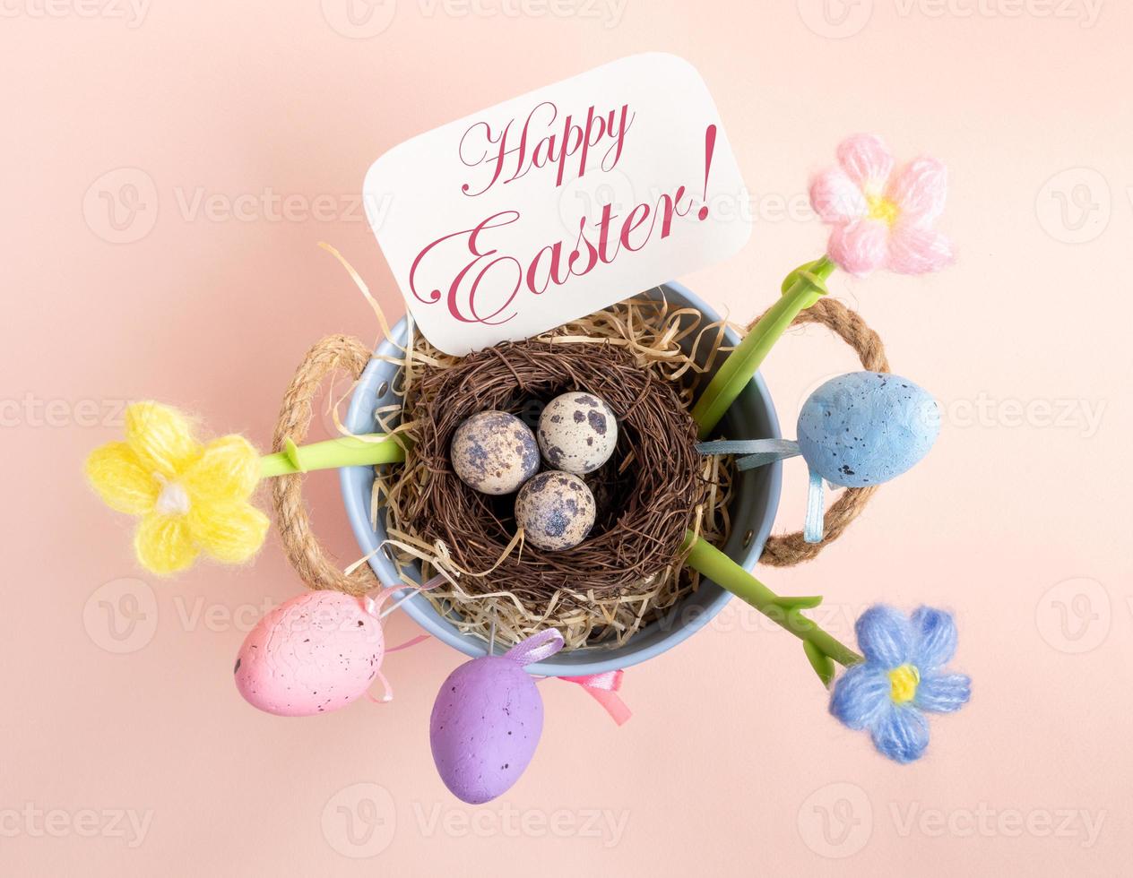 nido di Quaglia uova, decorativo uova, fiori, Nota contento Pasqua su pastello rosa. superiore Visualizza. foto
