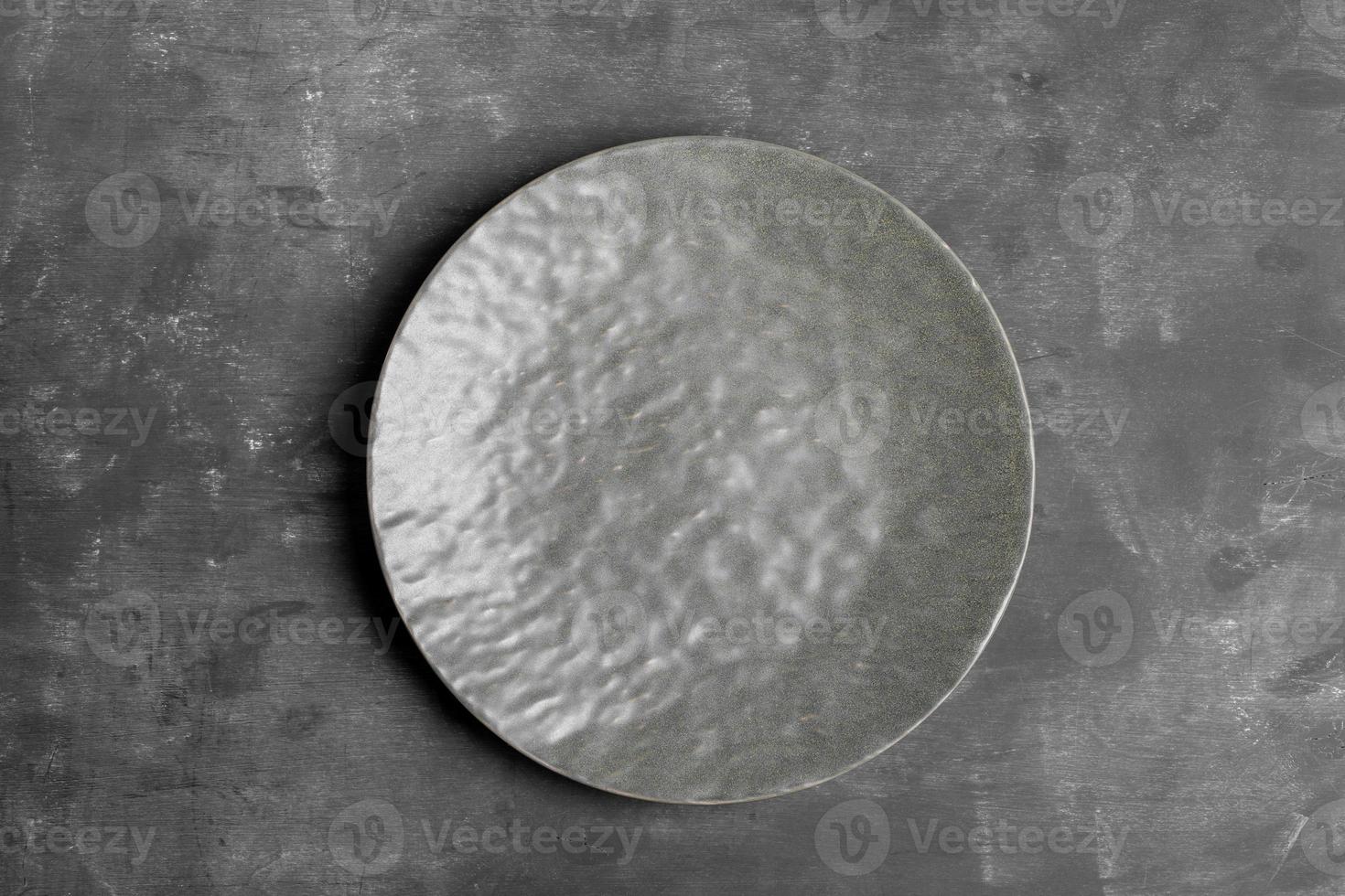 vuoto grigio strutturato piatto nel centro di buio grigio. monocromatico minimo Immagine. superiore Visualizza. finto su. foto
